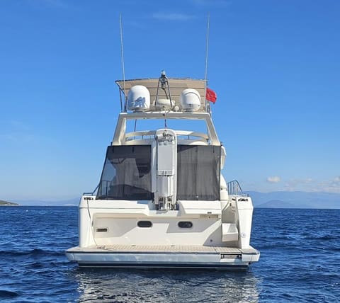 2005 Ferretti 530 – stern view at anchor with swim platform, flybridge hardtop and radar domes