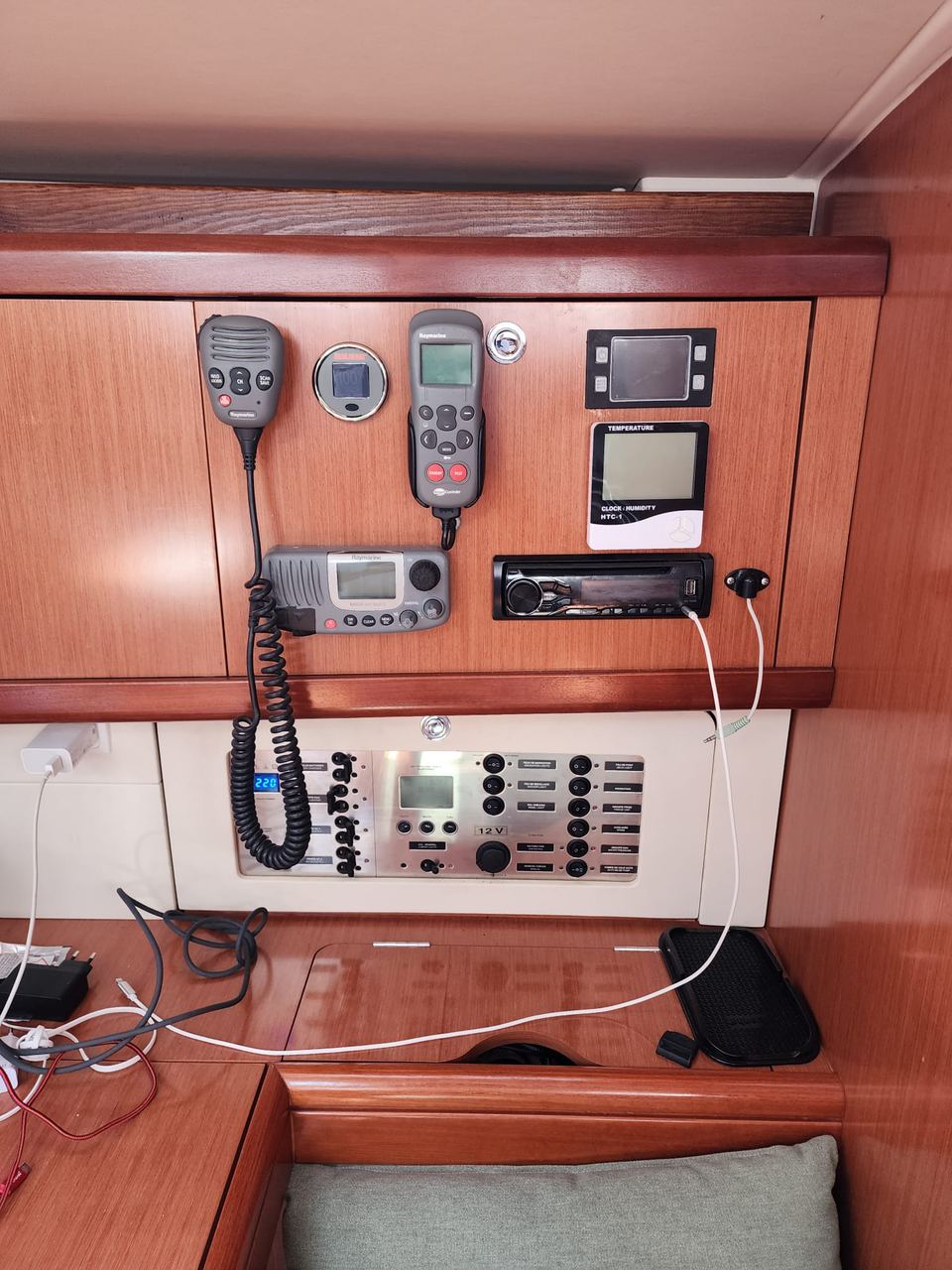 2009 Beneteau Oceanis 54 – VHF telsiz, otopilot kumandası, müzik sistemi ve elektrik panosu bulunan seyir masası