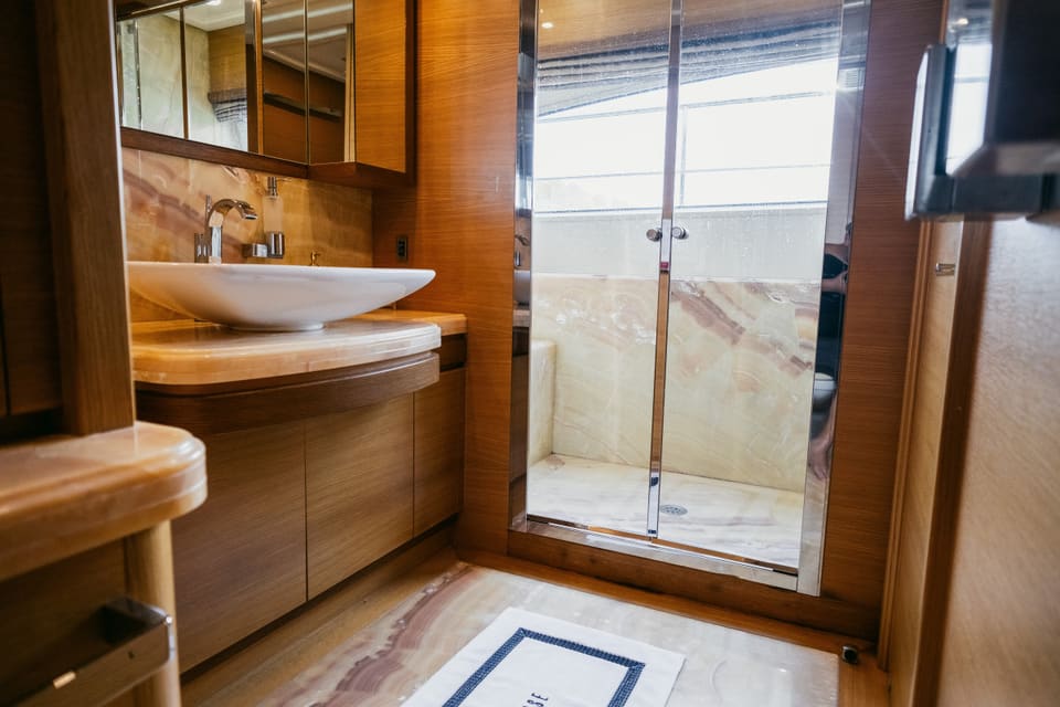 2007 Custom Line 97 – çanak lavabolu, ahşap dolaplı, mermer kaplı ve cam kapılı duşa sahip banyo