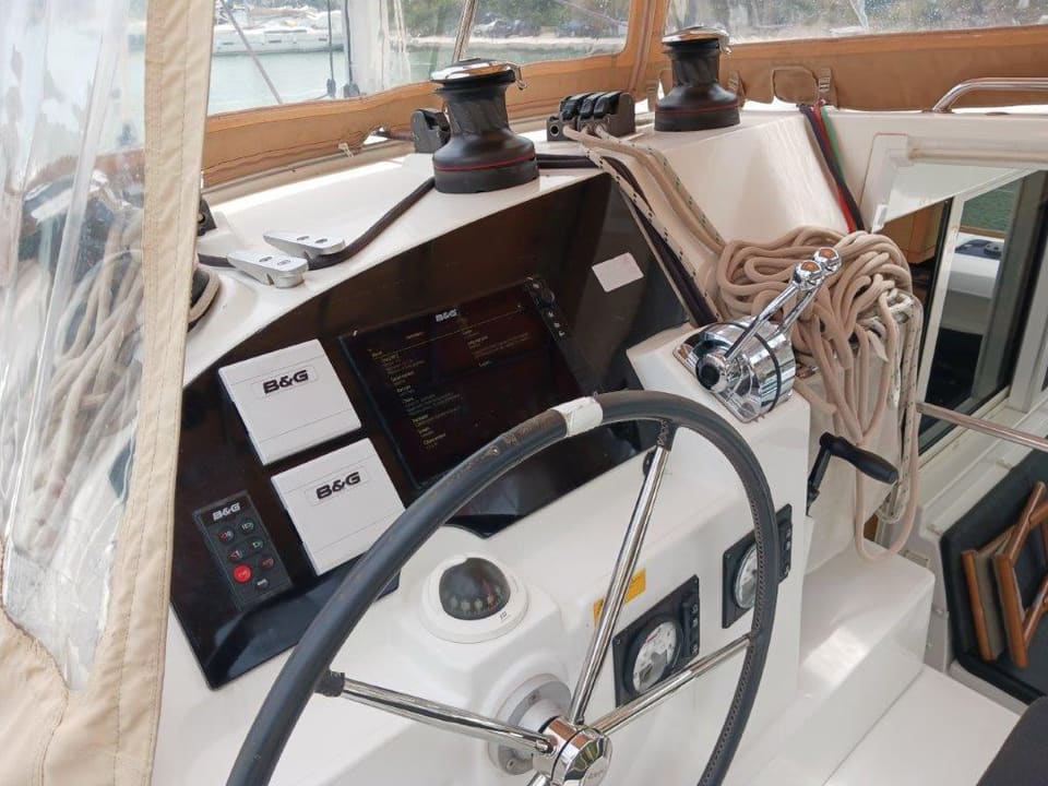 2016 Lagoon 400 S2 – dümen istasyonu, dümen simidi, B&G göstergeleri, harita plotteri, vinçler ve gaz kolu