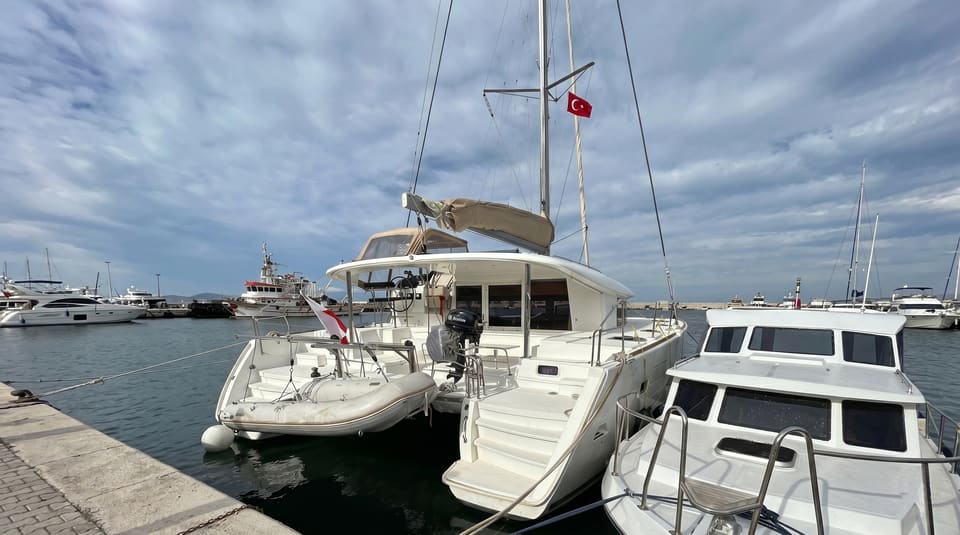2016 Lagoon 400 S2 – yüzme platformları, kıç merdivenleri ve bimini tenteli kokpitiyle beyaz yelkenli katamaranın kıçtan görünümü