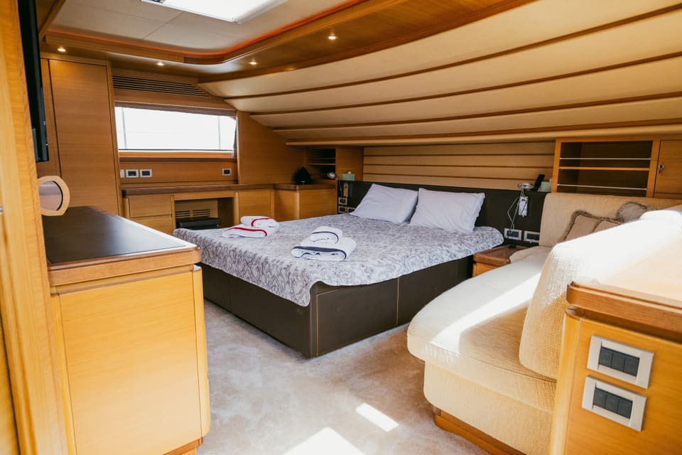 2007 Custom Line 97 – çift kişilik yataklı, sıcak ahşap işçilikli, borda pencereli ve krem kanepeli ana kabin