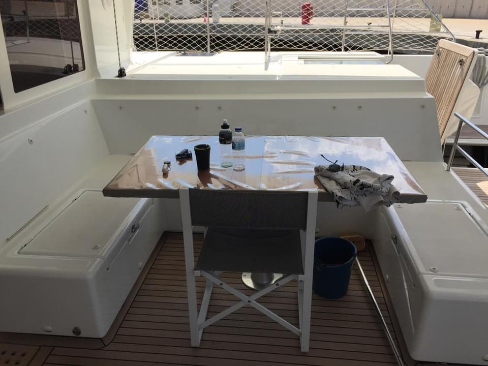 2015 Lagoon 560 S2 – U şeklinde oturma grubu, vernikli tik masa ve tik güverteli kıç kokpit