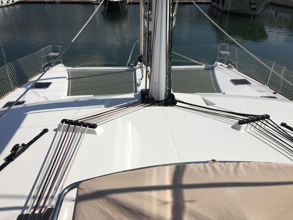 2015 Lagoon 560 S2 – direk tabanı, trampolin ağları, güverte kaportaları ve stopperlere uzanan halatlarla baş güverte
