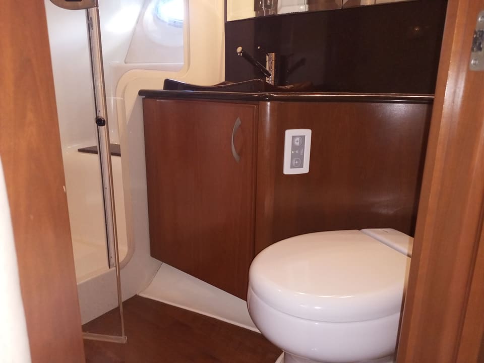 2009 Silverton 52 Ovation – ahşap lavabo dolabı, tuvalet ve ayrı duş kabini bulunan banyo