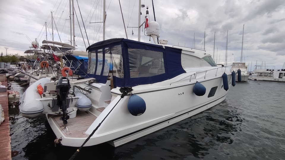 2014 Özel Yapım (Custom Build) 14.50 – lacivert branda kapamalı kıç güverte, beyaz tekne gövdesi ve yüzme platformunda şişme bot