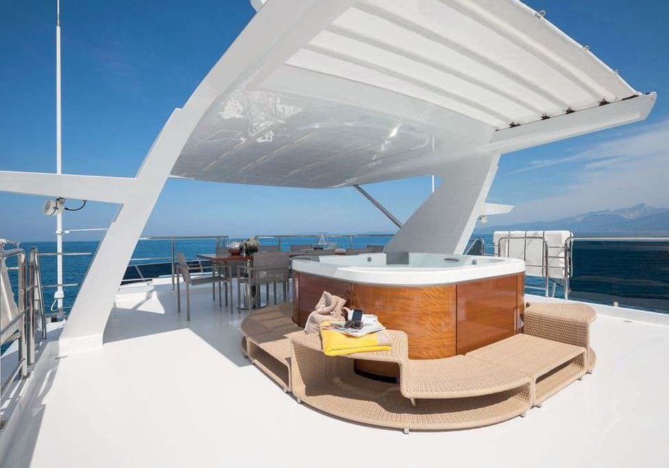 2016 Benetti Tradition Supreme 108 – jakuzili güneş güvertesi, çevreleyen oturma alanı, gölgelikli hardtop ve açık hava yemek masası