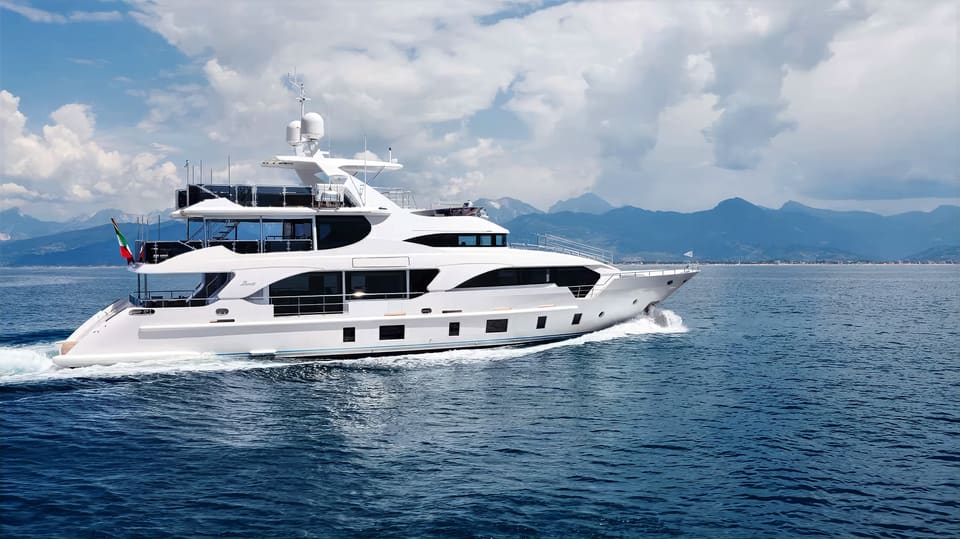 2016 Benetti Tradition Supreme 108 – açık denizde seyir halindeki beyaz süperyat, sancak tarafı profil görünümü