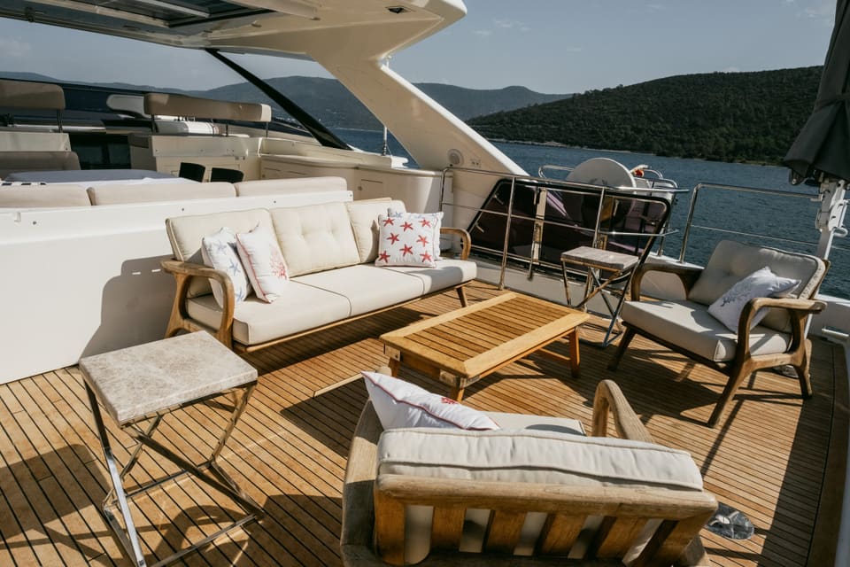 2007 Custom Line 97 – tik güverteli flybridge'de minderli kanepe, berjerler ve sehpalı oturma alanı