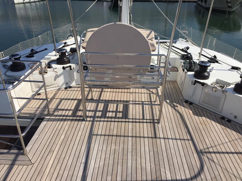 2015 Lagoon 560 S2 – tik kaplı kıç güverte, paslanmaz korkuluklar, vinçler ve dümen koltuğu
