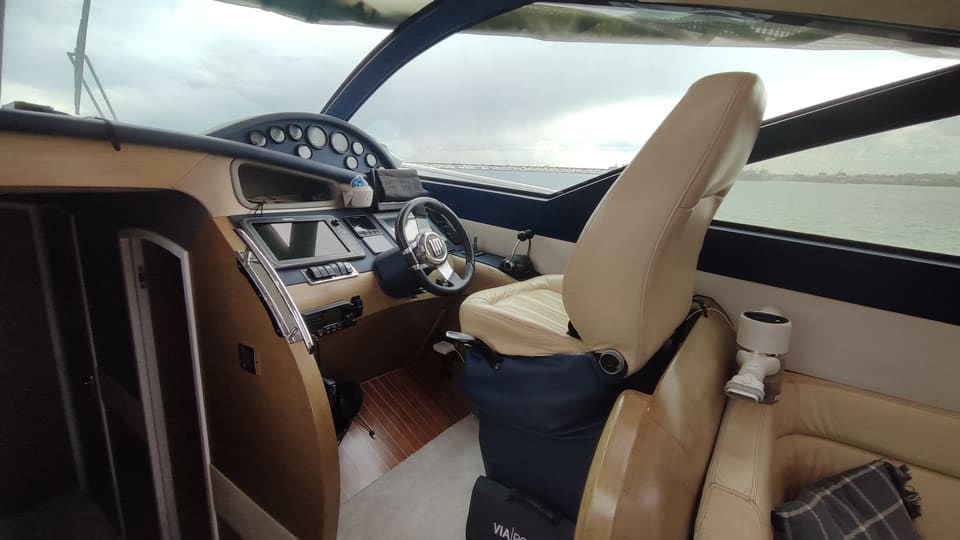 2014 Özel Yapım (Custom Build) 14.50 – krem kaptan koltuğu, dümen, gösterge paneli ve panoramik camlarla iç dümen mahalli