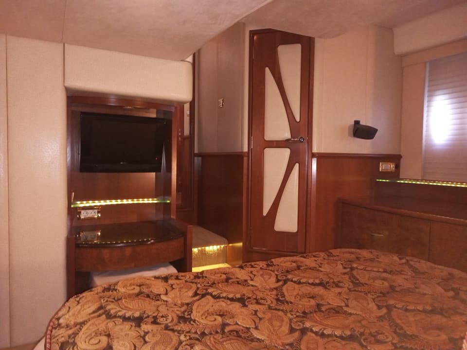 2009 Silverton 52 Ovation – çift kişilik yataklı, kiraz ahşap detaylı, duvara monte TV ve makyaj masalı ana kabin