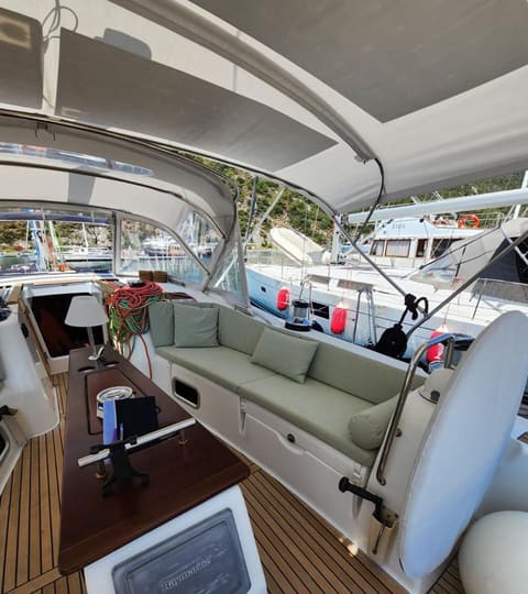 2009 Beneteau Oceanis 54 – bimini ile gölgelenen kokpit, minderli oturma alanı ve tik masa