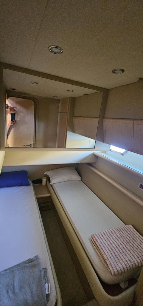 2005 Ferretti 530 – twin guest cabin with two single , nightstand, wide mirror and hull window