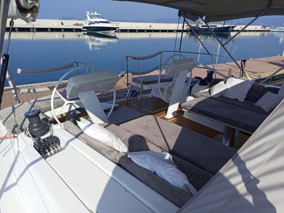 2022 Hanse 508 – bimini altında çift dümen istasyonu, minderli oturma alanı, katlanır masa ve vinçlerle kokpit