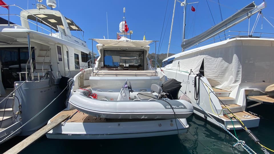 2014 Beneteau Gran Turismo 49 – yüzme platformu ve üzerinde gri bot bulunan kıçtan görünüm