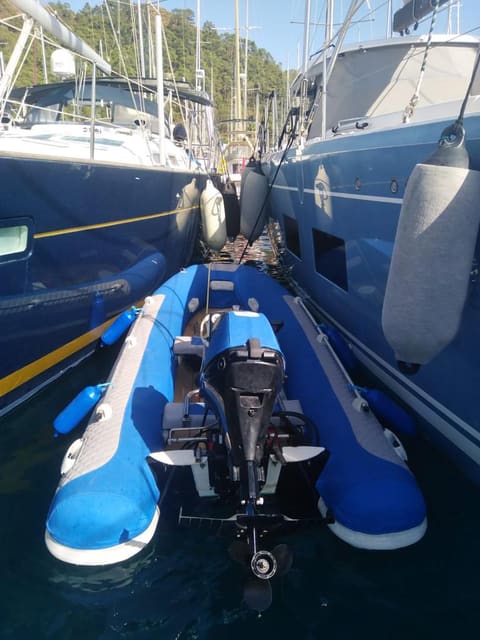 2018 Hanse 548 – blue inflatable tender with outboard engine moored alongside the hull