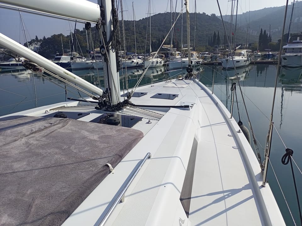 2022 Hanse 508 – güneşlenme minderi, güverte kaportaları, direk ve tutunma barı ile yan güverte ve baş güverte