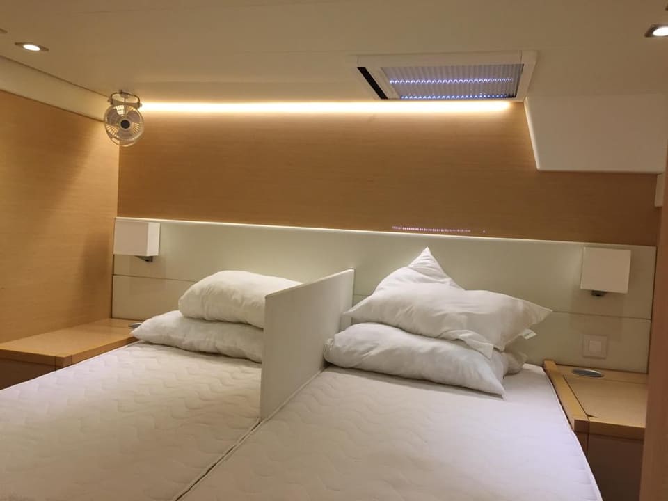 2015 Lagoon 560 S2 – ayrı yataklı misafir kabini, ara panel, okuma lambaları, gizli LED aydınlatma ve tavan kaportası