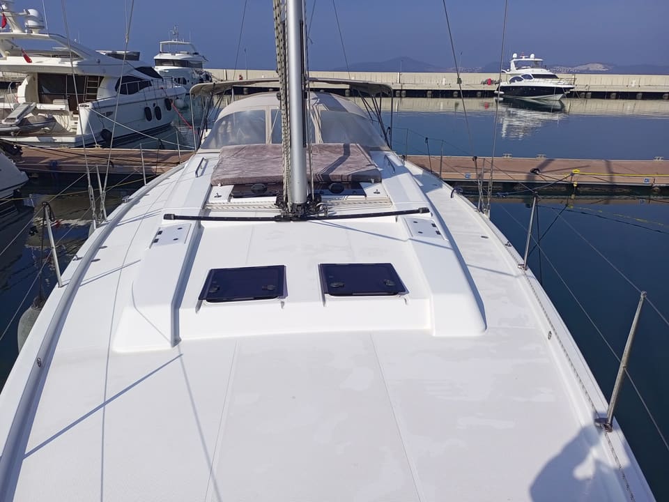 2022 Hanse 508 – gömme kaporta ve direkli baş güverte, tik kaplamalı üst yapı