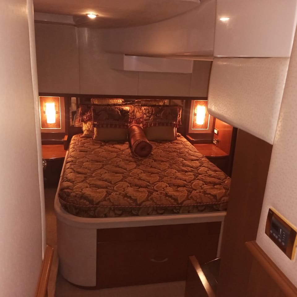 2009 Silverton 52 Ovation – ada tipi çift kişilik yataklı, desenli örtülü, aplikli ve kiraz ağacı komodinli kabin