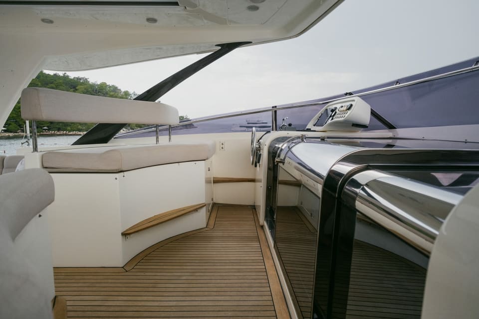 2007 Custom Line 97 – kavisli beyaz oturma alanı, tik güverte, füme rüzgârlık ve paslanmaz çelik korkuluklarla flybridge