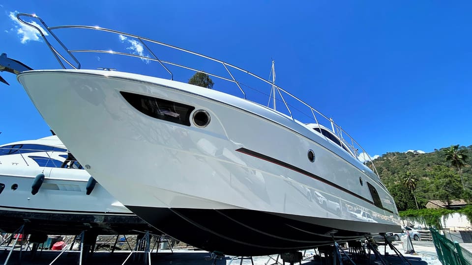 2014 Beneteau Gran Turismo 49 – karada sehpada beyaz tekne gövdesi ve baş kısmı, baş korkuluğuyla alttan görünüm