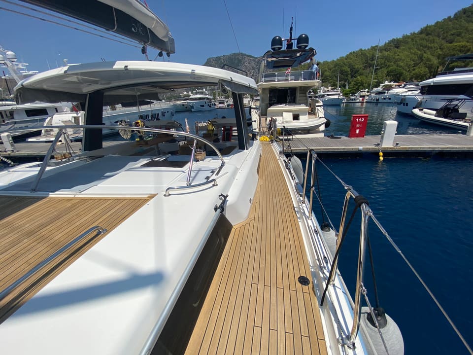 2018 Hanse 548 – teak side deck with stainless guardrails and coachroof with sprayhood