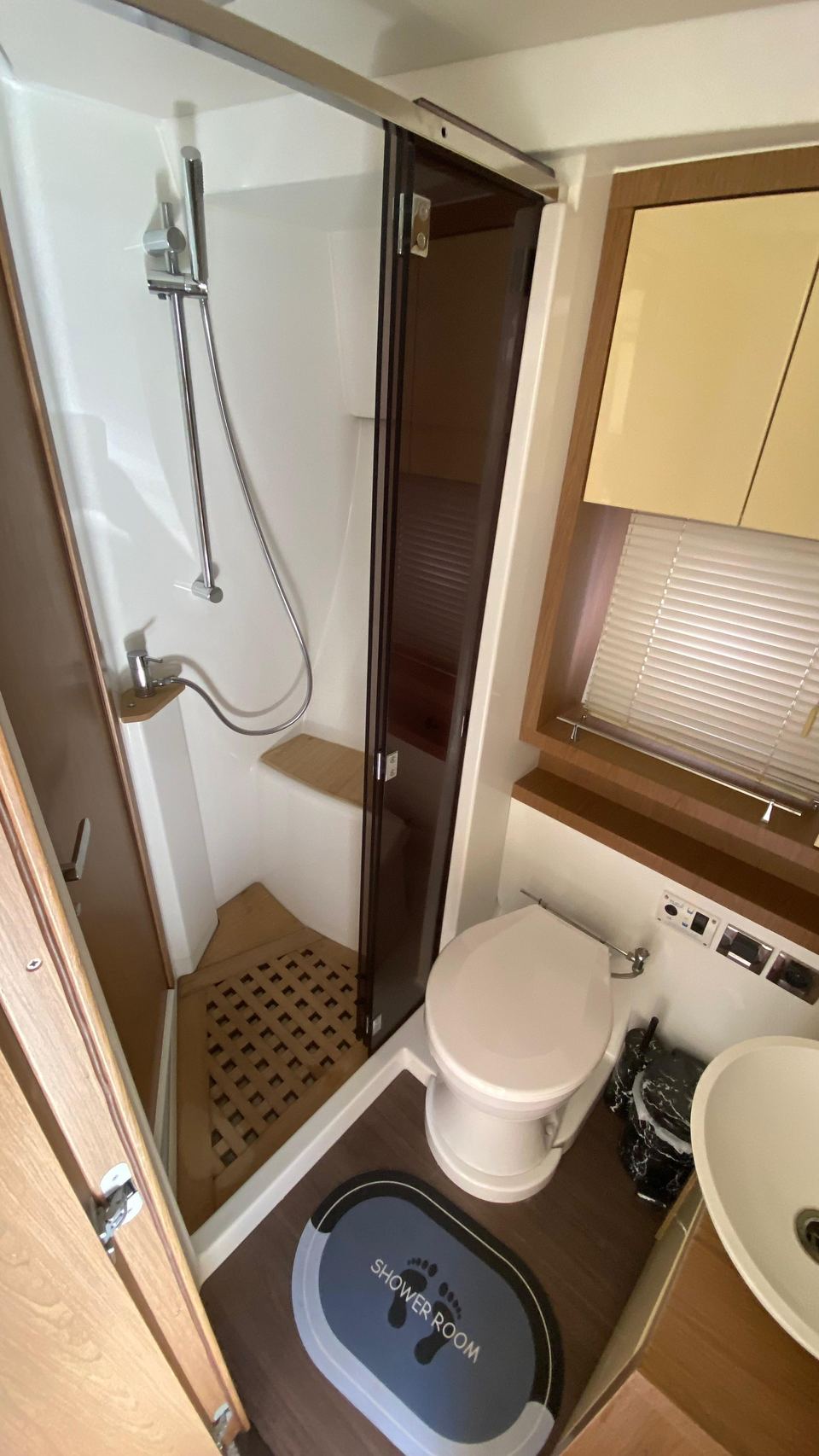 2014 Beneteau Gran Turismo 49 – cam kapılı duşa kabin, tik ızgara, deniz tipi tuvalet ve çanak lavabolu banyo