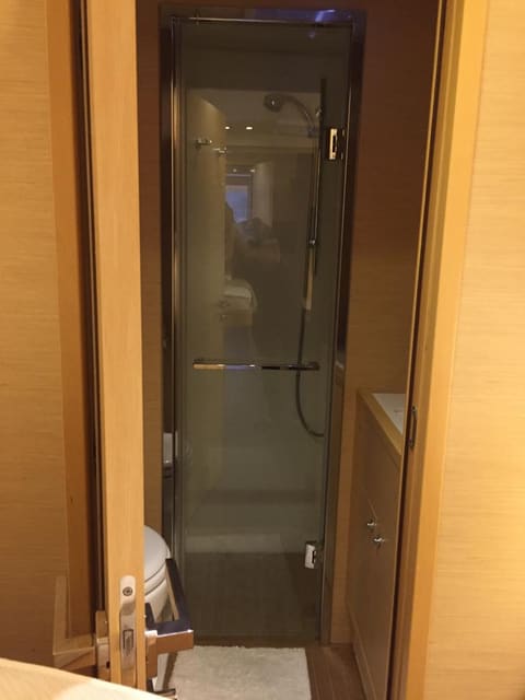 2015 Lagoon 560 S2 – cam duşakabinli, klozetli ve ahşap lavabo dolaplı kabin içi banyo