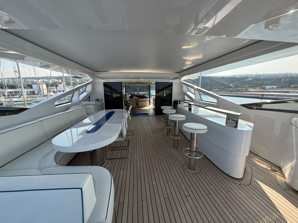 2010 Dominator 40M Upper Deck