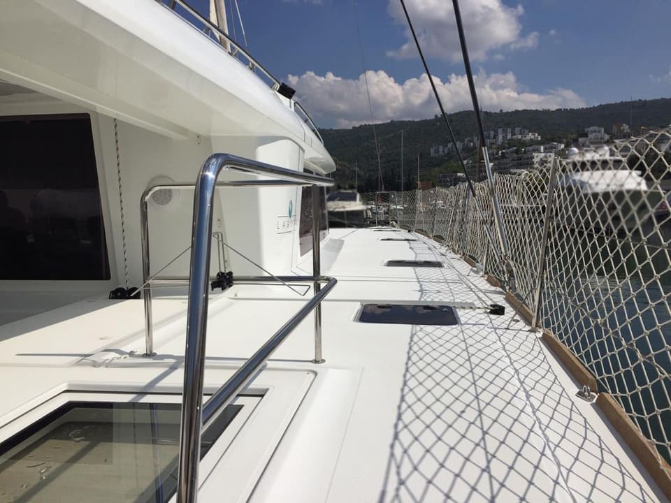 2015 Lagoon 560 S2 – paslanmaz tutamaklı yan güverte geçidi, güverte kapakları ve güvenlik filesi