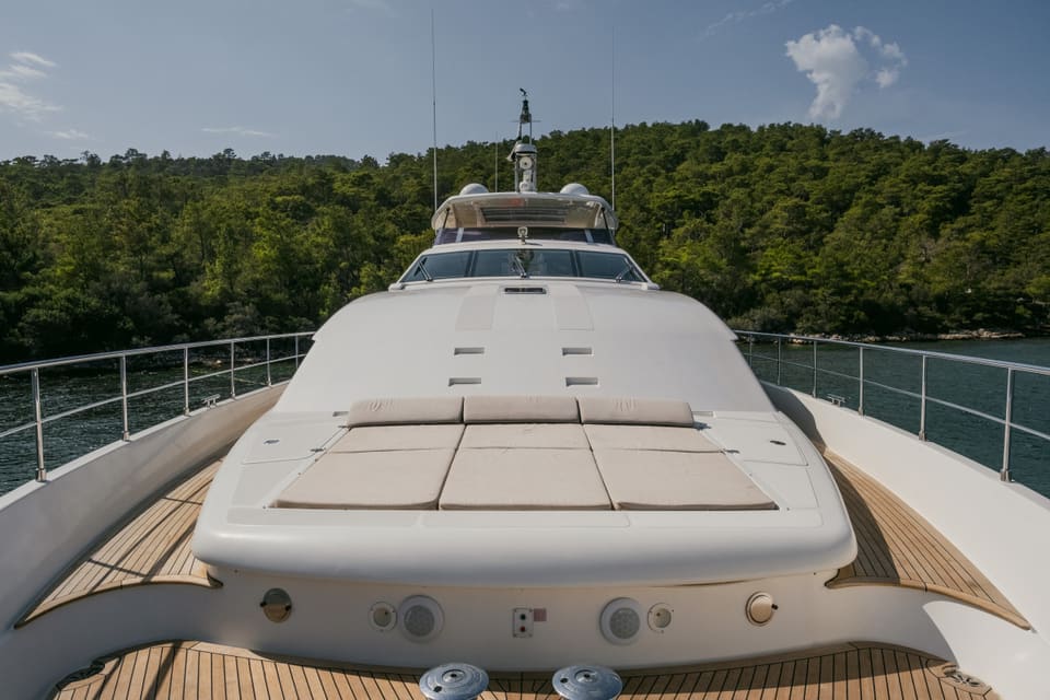 2007 Custom Line 97 – baş güverte, güneşlenme minderleri ve tik kaplı yürüme yolları