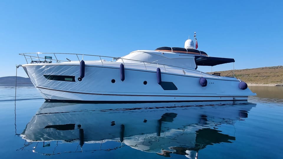 2014 Özel Yapım (Custom Build) 14.50 – sakin suda demirli beyaz tekne, usturmaçalar ve sert tavan