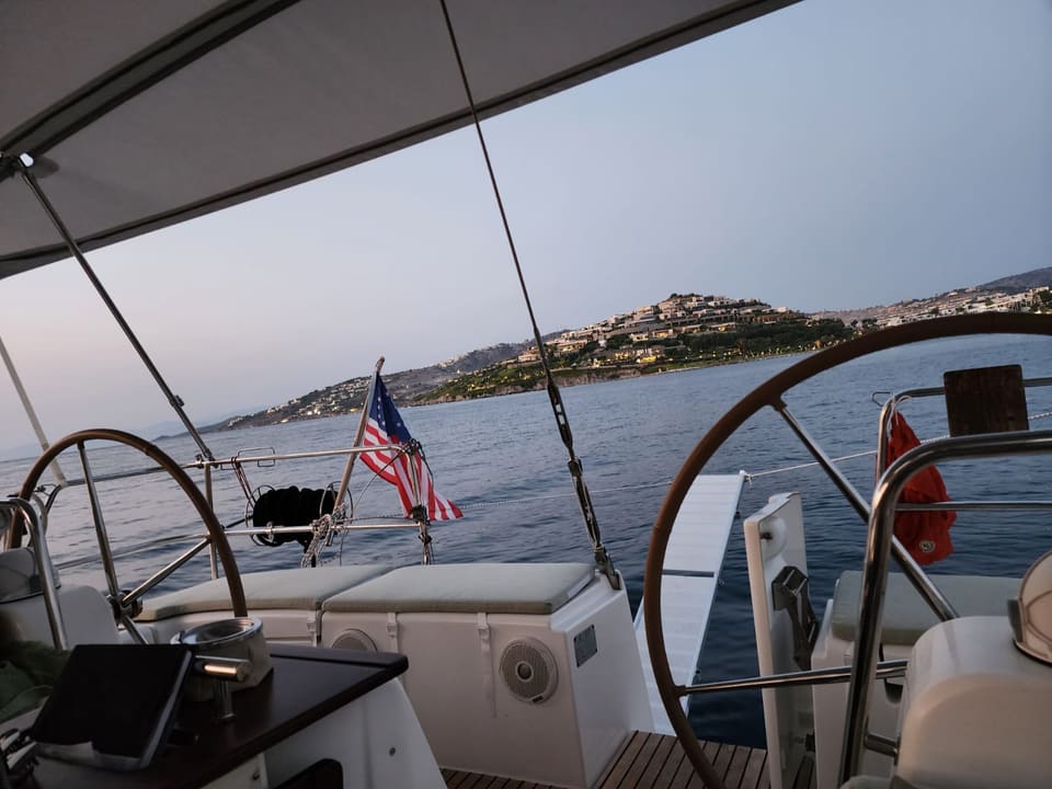 2009 Beneteau Oceanis 54 – bimini altında çift dümen istasyonu ve dümen simidi, kıça doğru kokpit görünümü