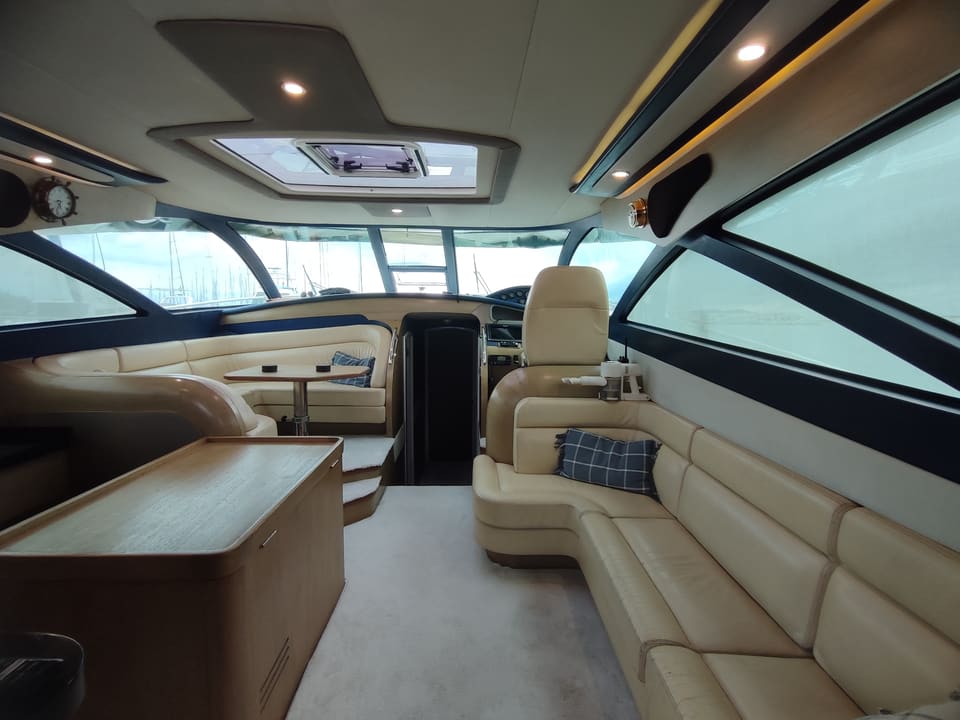 2014 Özel Yapım (Custom Build) 14.50 – krem deri koltuklar, yemek masası, kaptan koltuğu ve panoramik camlarla salon