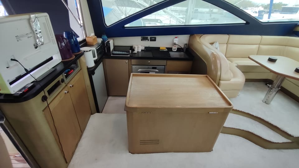 2014 Özel Yapım (Custom Build) 14.50 – ahşap dolaplı, koyu tezgahlı ve fırınlı mutfak, yanında salon oturma grubu