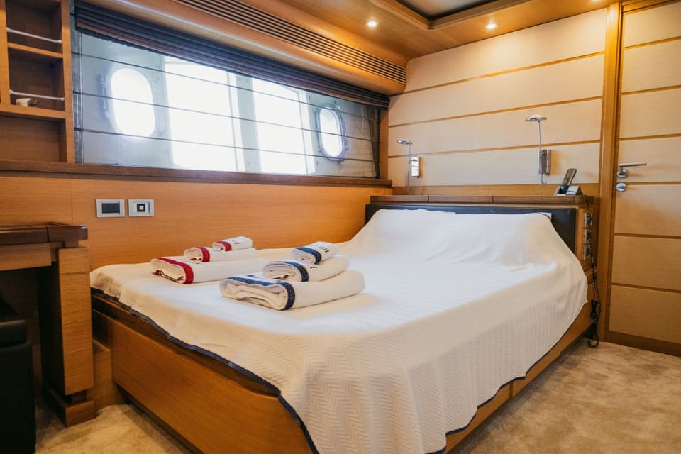 2007 Custom Line 97 – çift kişilik yataklı, ahşap kaplamalı, gövde pencereli ve katlanmış havlulu misafir kabini