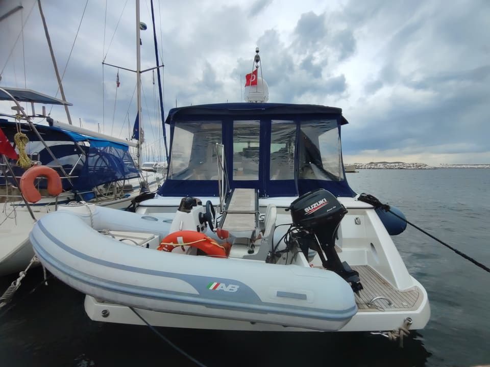 2014 Özel Yapım (Custom Build) 14.50 – kıçtan görünüm, yüzme platformunda dıştan motorlu şişme bot ve kapalı kokpit tentesi