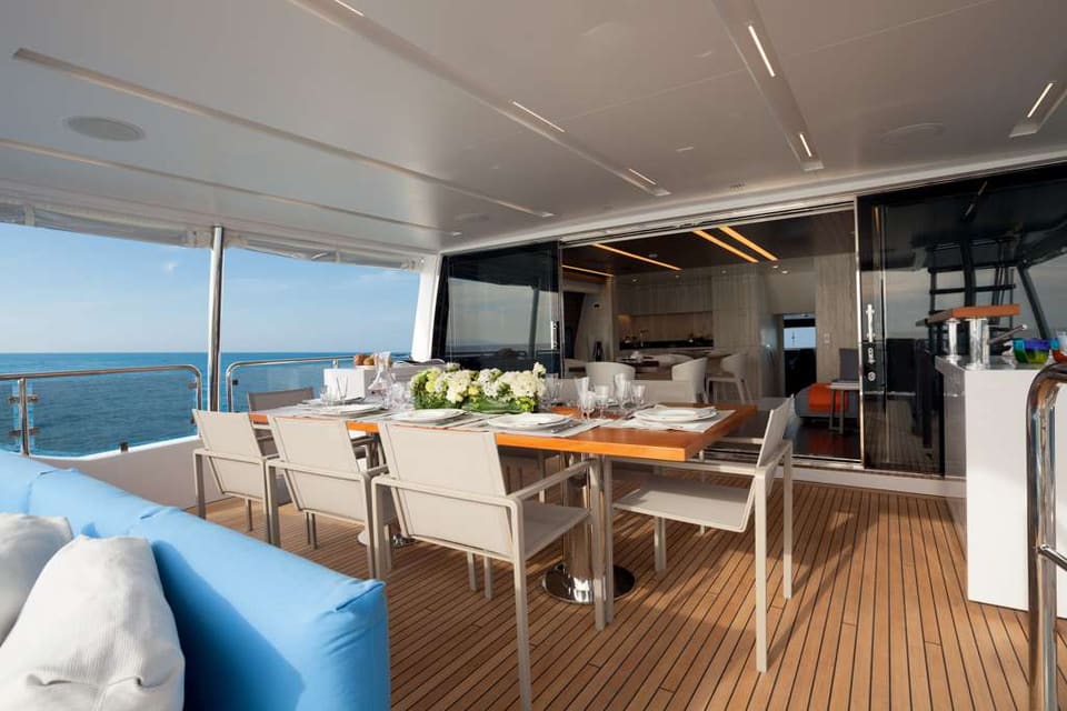 2016 Benetti Tradition Supreme 108 – tik masalı, on kişilik açık hava yemek alanı, mavi koltuk ve deniz manzaralı kapalı kıç güverte