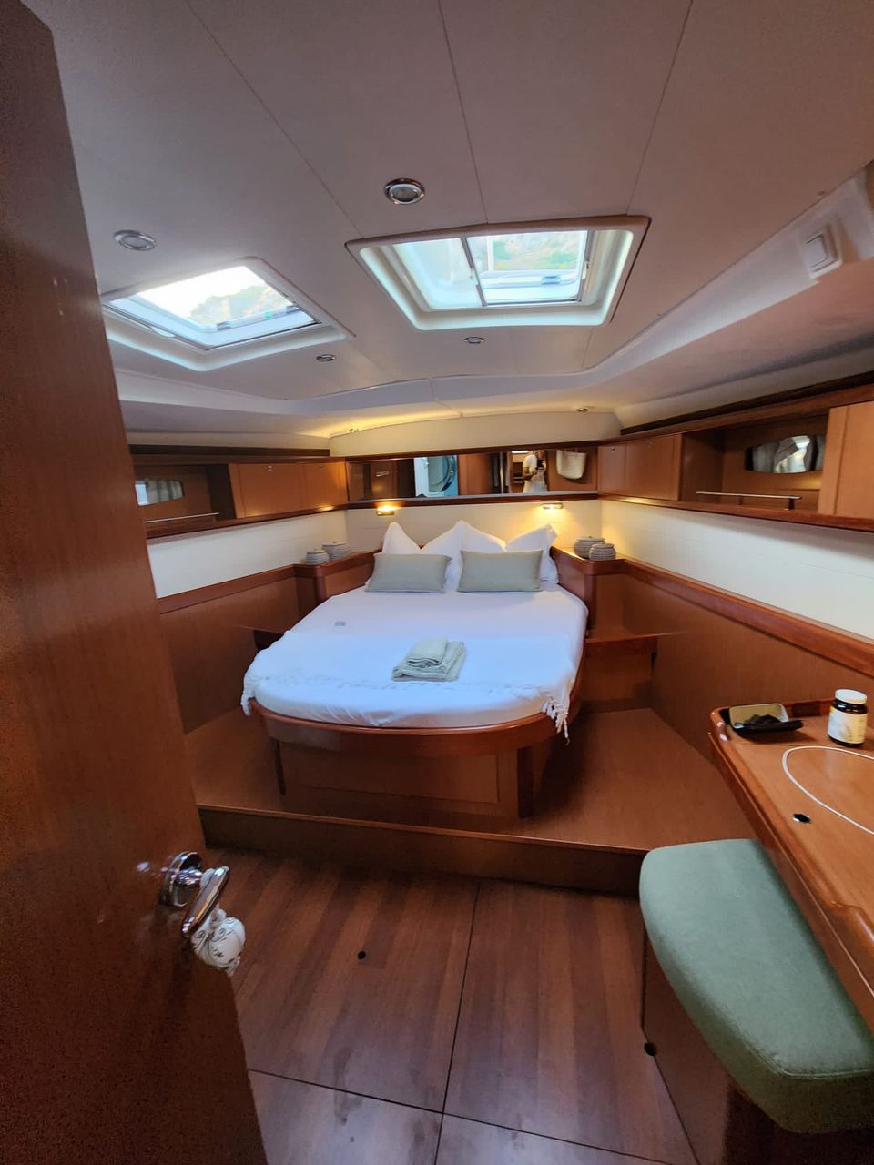 2009 Beneteau Oceanis 54 – ada tipi çift kişilik yataklı, tavan kaporталı, sıcak ahşap işçilikli ve makyaj masalı ana kabin