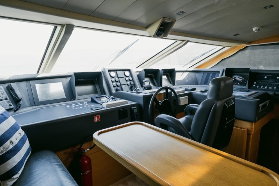2007 Custom Line 97 – kapalı kaptan köşkü, kaptan koltuğu, seyir ekranları ve ahşap harita masası
