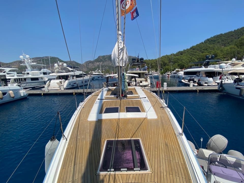 2018 Hanse 548 – teak foredeck with flush hatches, mast and furled headsail