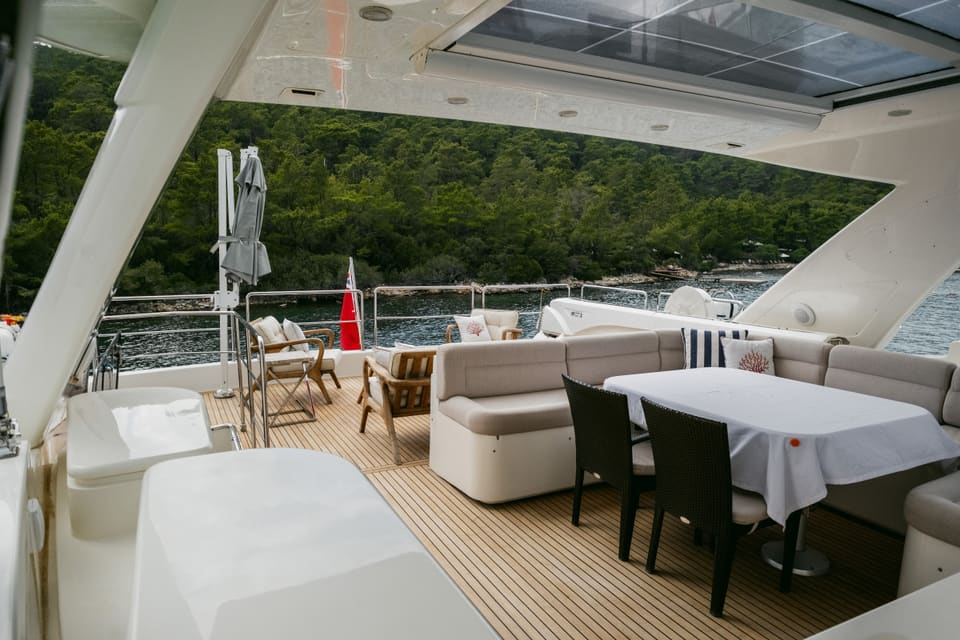 2007 Custom Line 97 – L koltuklu, yemek masalı, tik güverteli ve açılır tavanlı hardtop flybridge