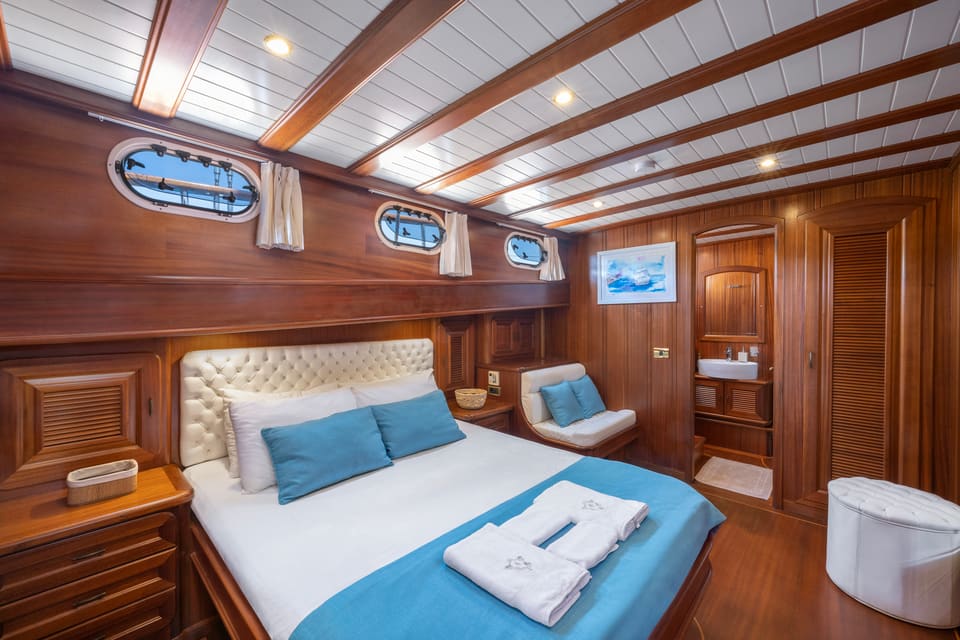 2009 Custom Ketch 31M – guest cabin with double bed, wood panelling, portholes and ensuite access