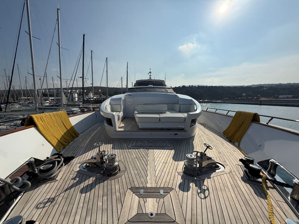 2010 Dominator 40M Front Deck