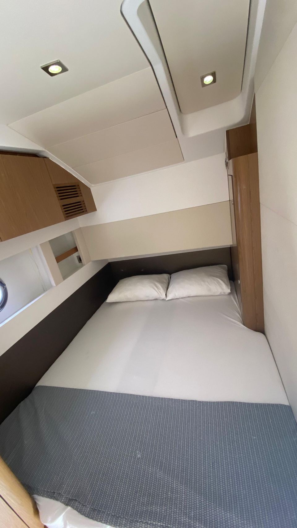 2014 Beneteau Gran Turismo 49 – çift kişilik yataklı misafir kabini, üst dolaplar, borda penceresi ve gömme aydınlatma
