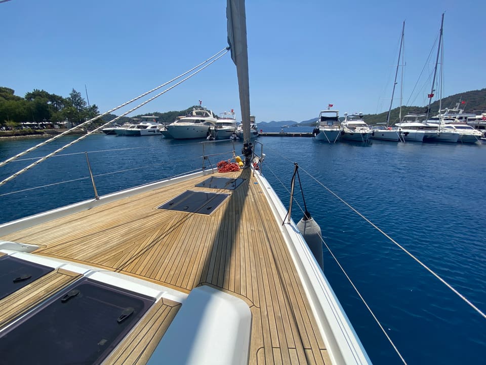 2018 Hanse 548 – teak foredeck with flush hatches, mast and furled headsail line