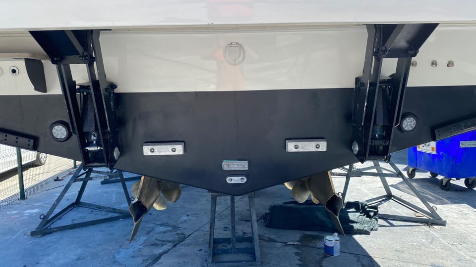 2014 Beneteau Gran Turismo 49 – karada sehpalar üzerinde karina, pervaneler ve anotlar
