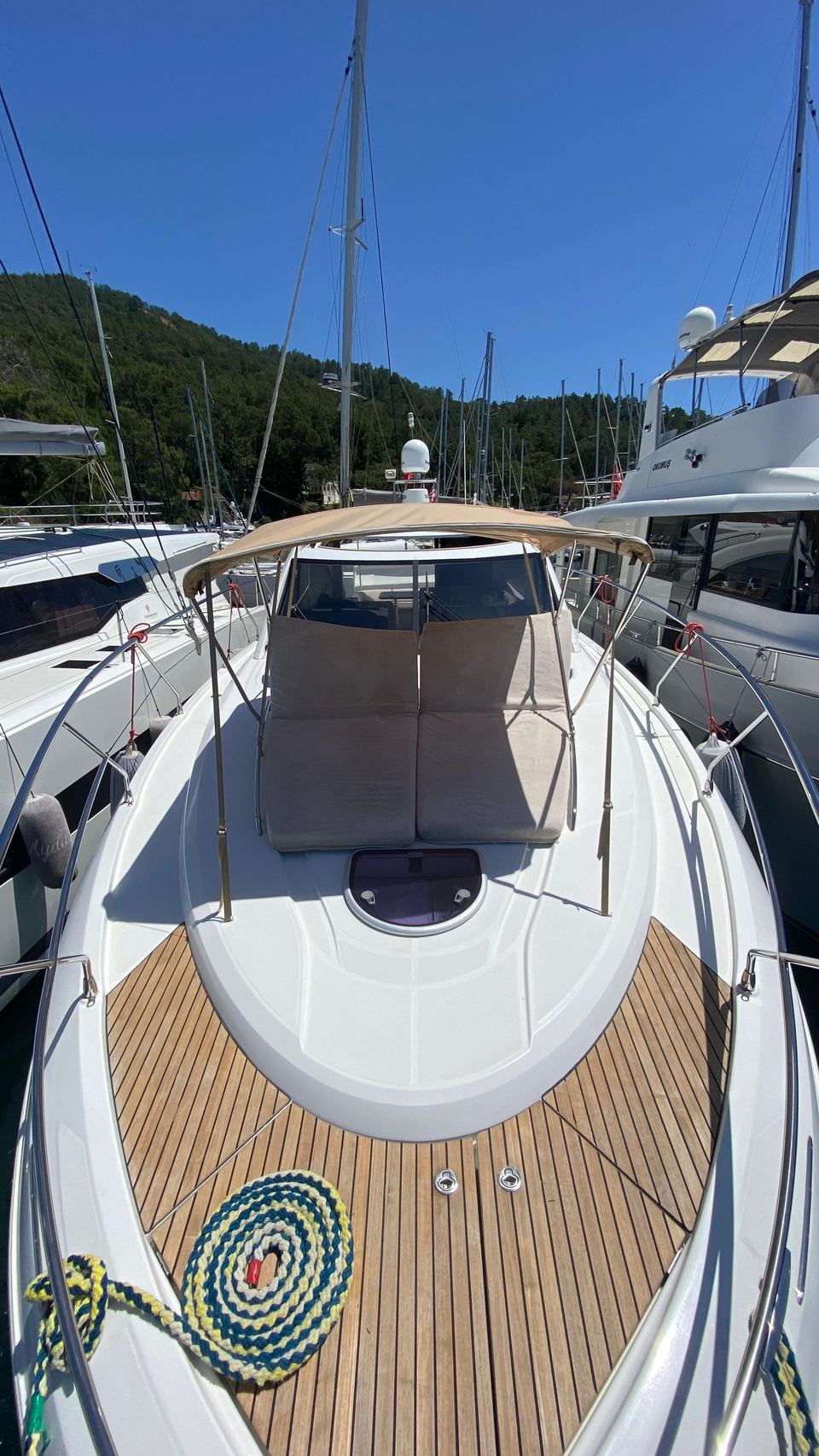 2014 Beneteau Gran Turismo 49 – tik kaplı baş güverte, bimini altında güneşlenme minderleri ve kangal halat